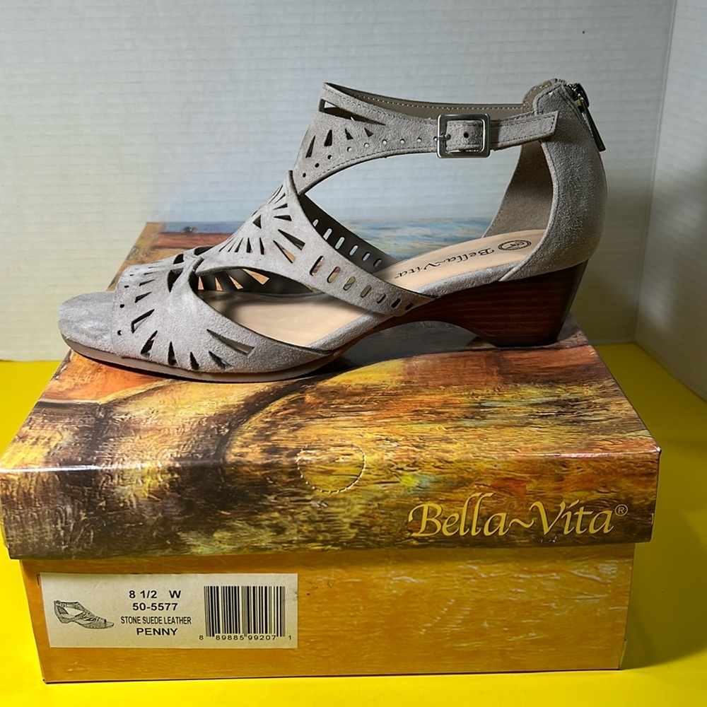 NWT Bella Vita cut out sandal Penny Size 8.5 Stone Suede Leather